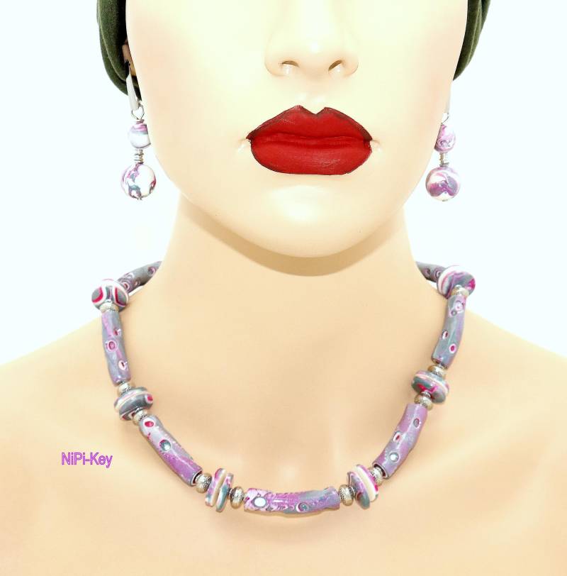 Klasse Strukturierte Kurze Halskette Rosa Weiß Pink Mit Hängeohrringen, Ohrstecker Set Handarbeit Unikat Mittiefe Aus Polymerton von NiPiKey