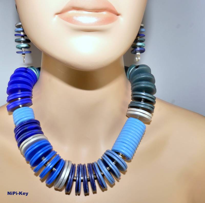 Kurze Kette Statement Hängeohrringe Set Handarbeit Unikat Blau Silber Bluestatement Aus Polymer Clay, Fimo von NiPiKey