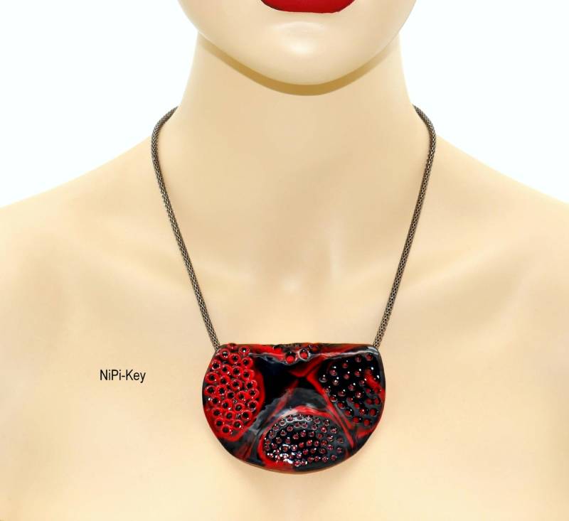 Mittellange Glitzernde Halskette Viele Swarovski Steinchen Rot Schwarz Silber Umwerfend Schöne Handarbeit Unikat Aparta Aus Polymerton von NiPiKey