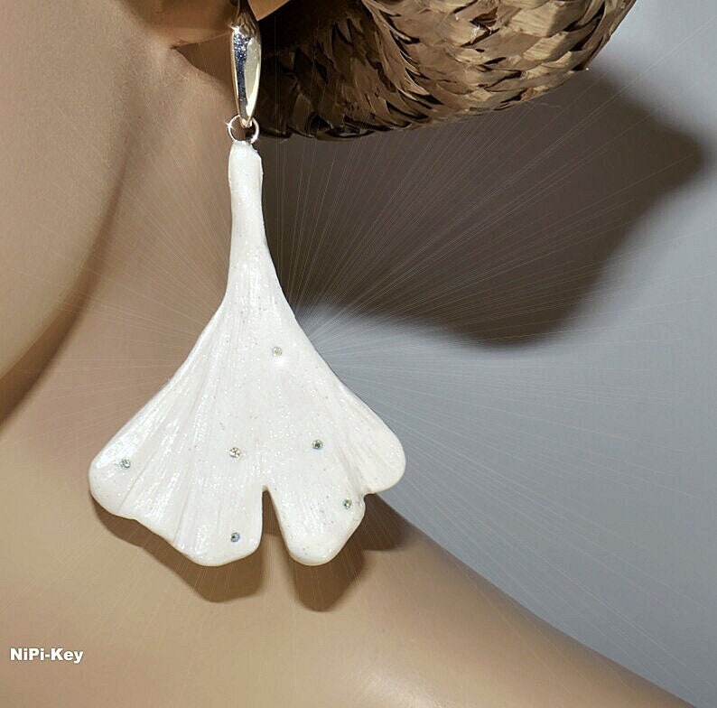 Ohrringe Funkelnd Weiß Silber Große Hängeohrringe Statement Swarovski Steinchen Unikat Handarbeit Ginkgo Aus Polymer Clay von NiPiKey