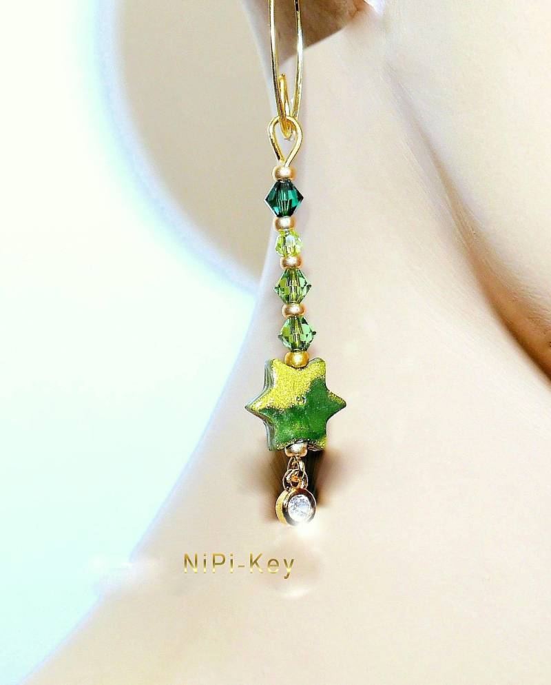 Ohrringe Glitzernd Traumhaft Leicht Grün Gold Hängeohrringe Meinstern Aus Polymer Clay Mit Swarovski Perlen von NiPiKey
