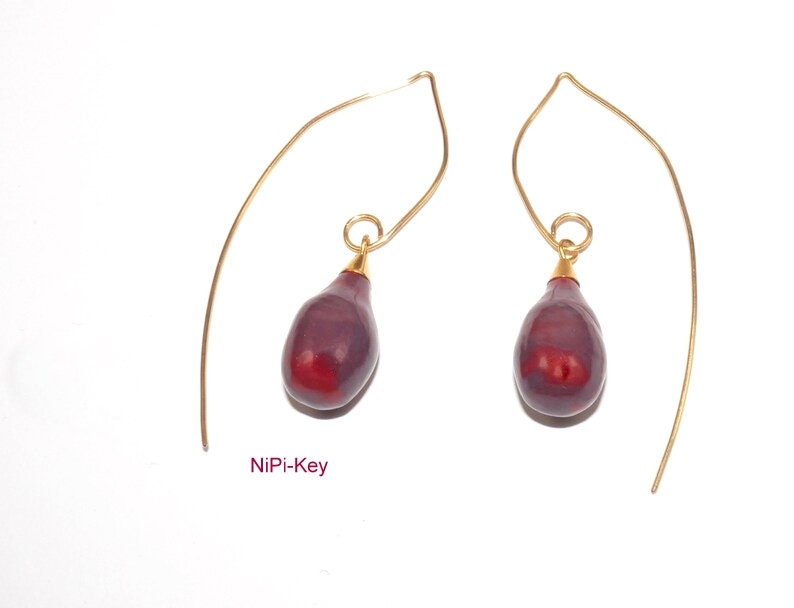 Ohrringe Leuchtend Dunkelrot Gold Hängeohrringe Unikat Handarbeit Nebeltropfen Polymer Clay, Fimo von NiPiKey