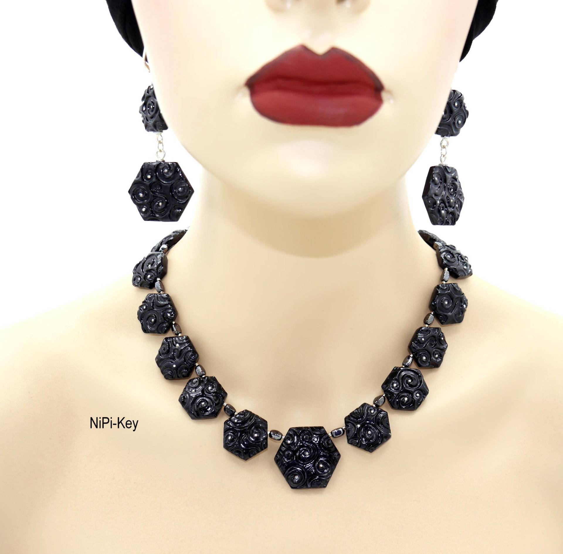 Wunderbar Funkelnde Kurze Halskette Collierkette Swarovski Steinchen Und Hängeohrringe Set Schwarz Silber Handarbeit Unikat Polymerton Wunderbar Funkelnde Kurze Halskette Collierkette Swarovski Steinchen Und Hängeohrringe Set Schwarz Silber Handarbeit Unikat Polymerton von NiPiKey