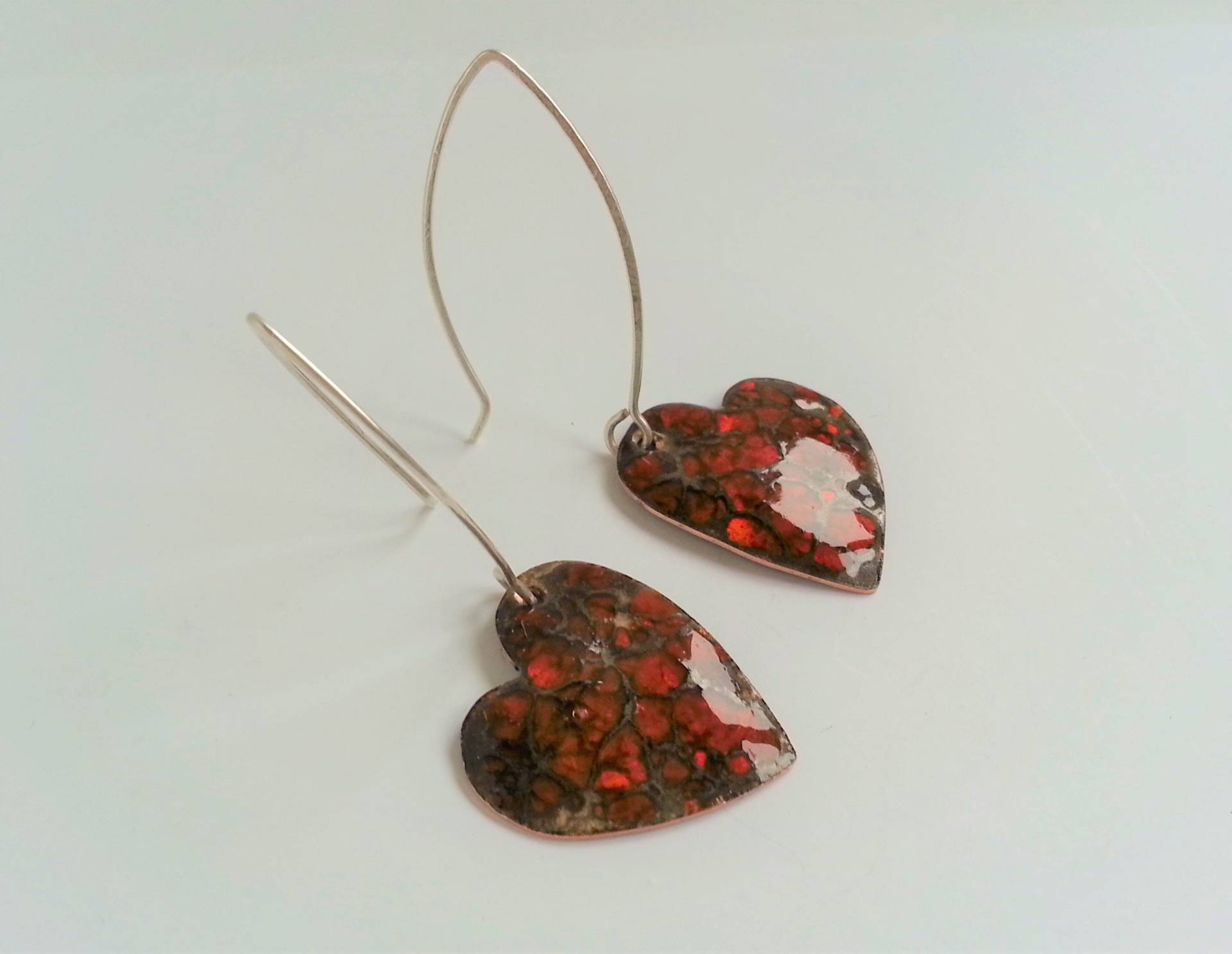 Herzförmige Emailleohrringe Mit Silbernen Haken in Den Farben Orange Und Graphit, Große Ohrringe, Herz Valentine Ohrringe Herzförmige Emailleohrringe Mit Silbernen Haken in Den Farben Orange Und Graphit, Große Ohrringe, Herz Valentine Ohrringe von NiadaJewellery