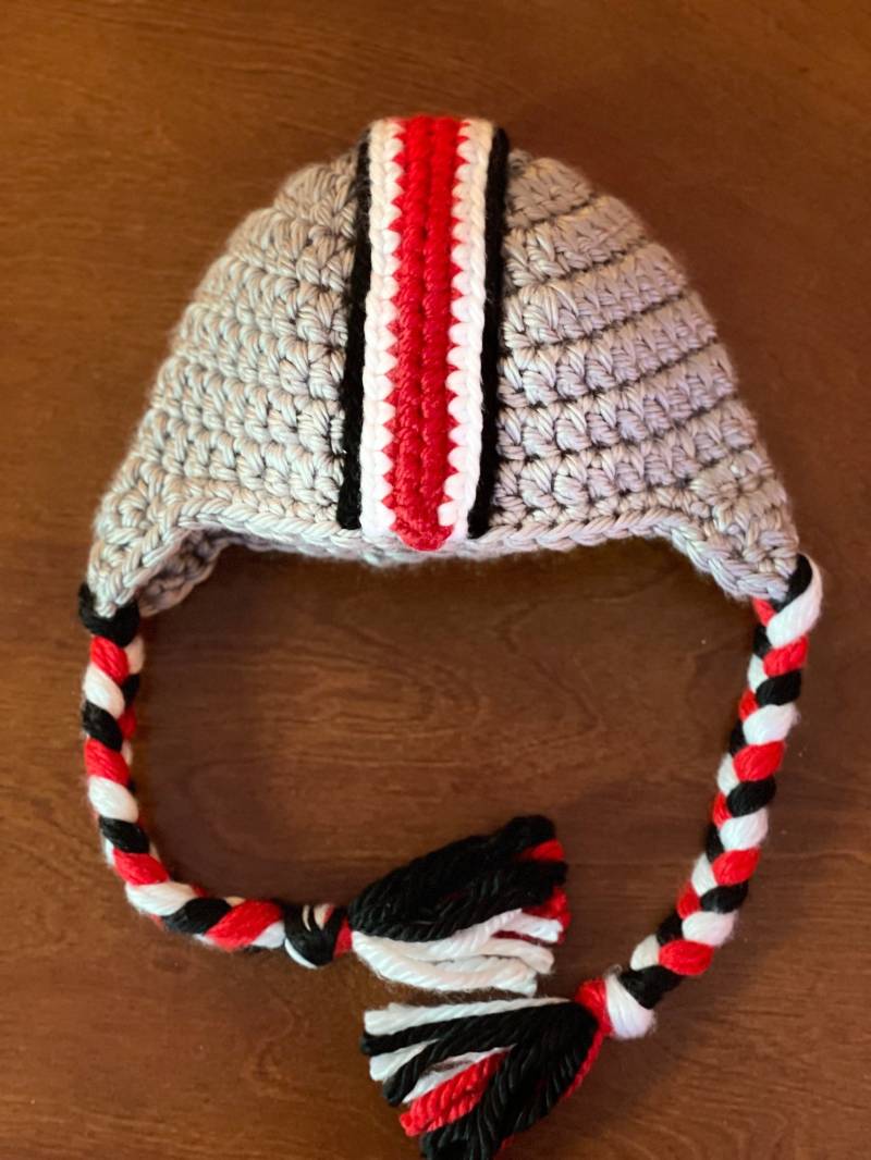 Der Ohio State Helmhut Mit Quasten Oder Ohrlöchern Der Ohio State Helmhut Mit Quasten Oder Ohrlöchern von NiasCraftyCrafts