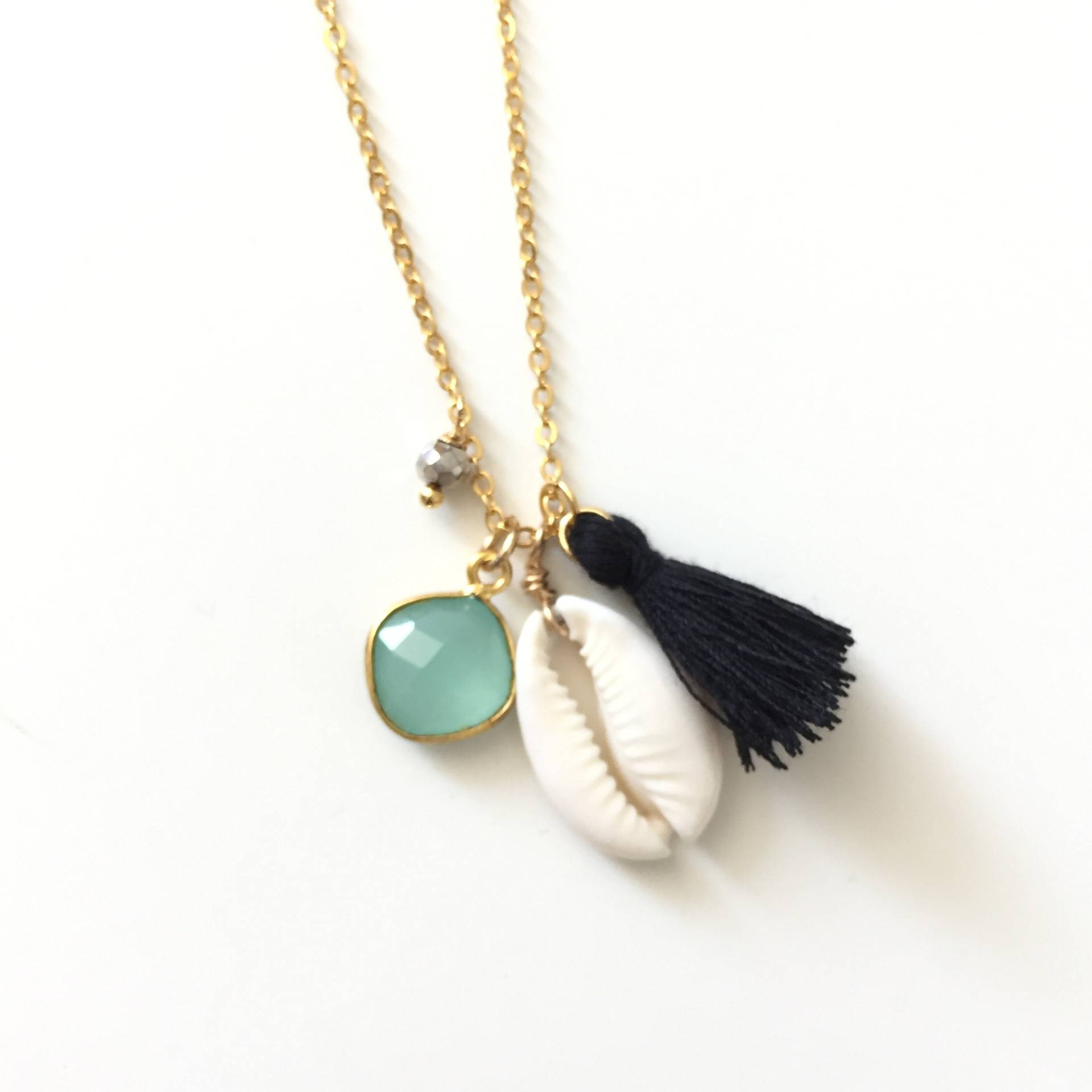 Cauri Boho Shell Halskette Mit Pompon, Pierre Calcédoine Set Und Perle in Pyrit von NibbanaDesigns