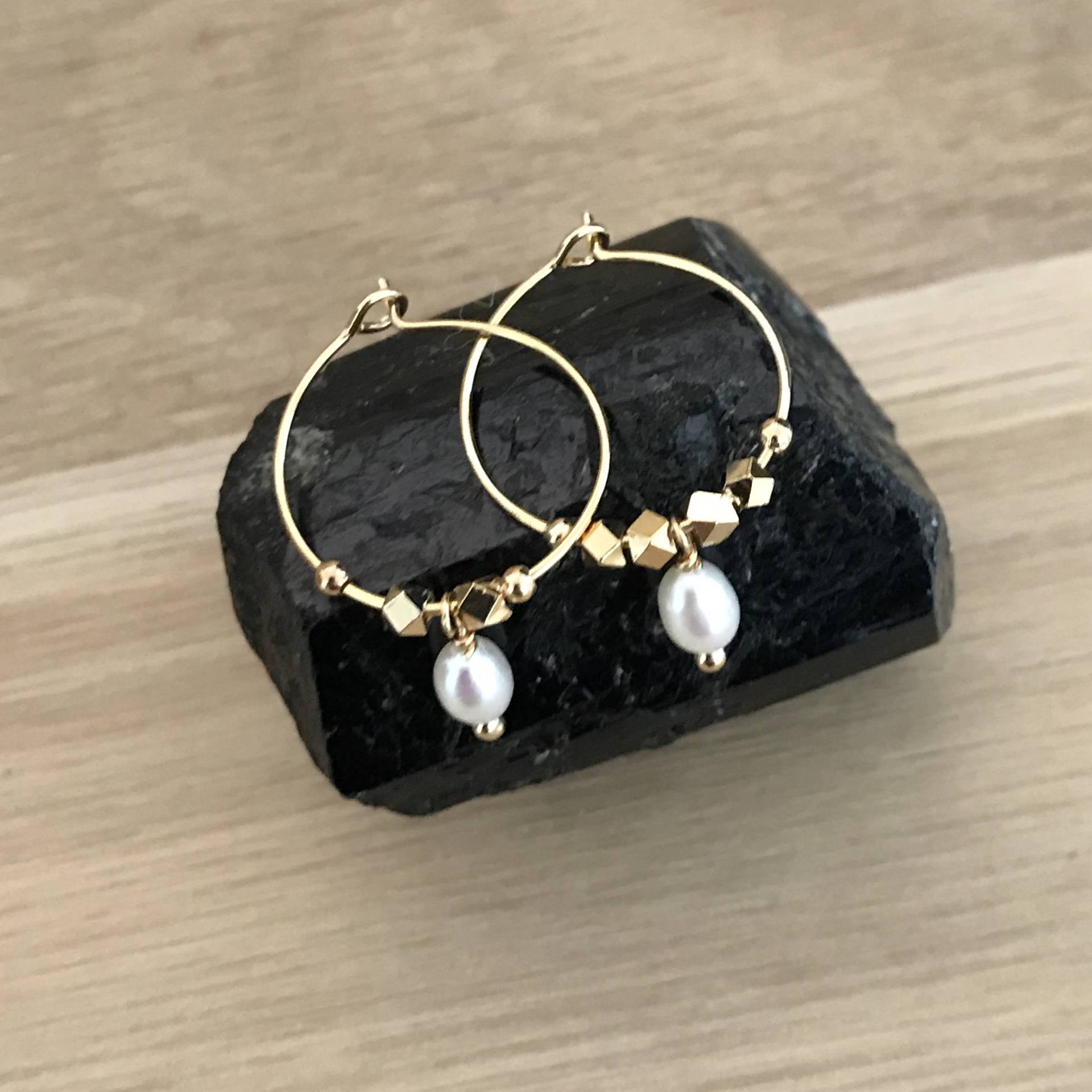 Kreolen in Naturen Perlen Und Goldenen Perlen, 2cm Durchmesser von NibbanaDesigns