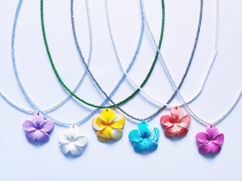 Glasperlenkette Mit Fimo Frangipani Anhänger Glasperlenkette Mit Fimo Frangipani Anhänger von NicasKunst