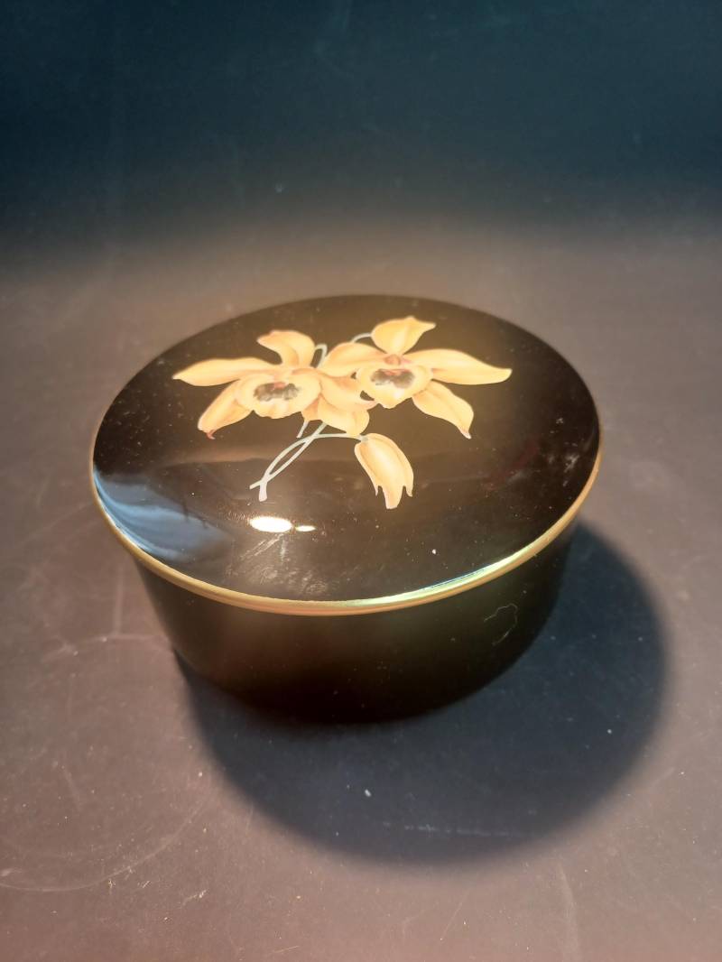 Vintage Villeroy & Boch Luxemburg , Deckeldose Mit Schwarzem Deckel Gemälde Orchidee Vintage Villeroy & Boch Luxemburg , Deckeldose Mit Schwarzem Deckel Gemälde Orchidee von NiceOffice