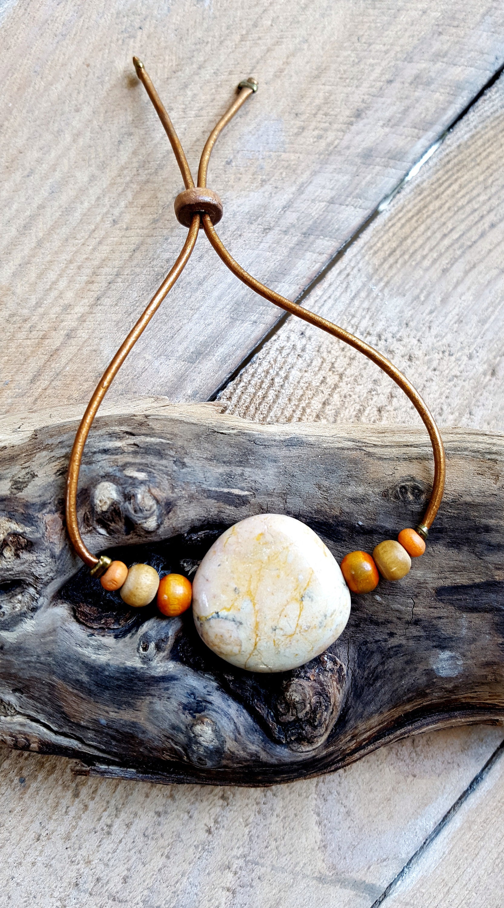 Armband Aus Handpolierten Strand-Kiesel Und Perlen, Verstellbar Bronze-Leder, Sperrung Per Perle. Einzigartiges, Hand Gemachtes Produkt Armband Aus Handpolierten Strand-Kiesel Und Perlen, Verstellbar Bronze-Leder, Sperrung Per Perle. Einzigartiges, Hand Gemachtes Produkt von NicestonesCreations