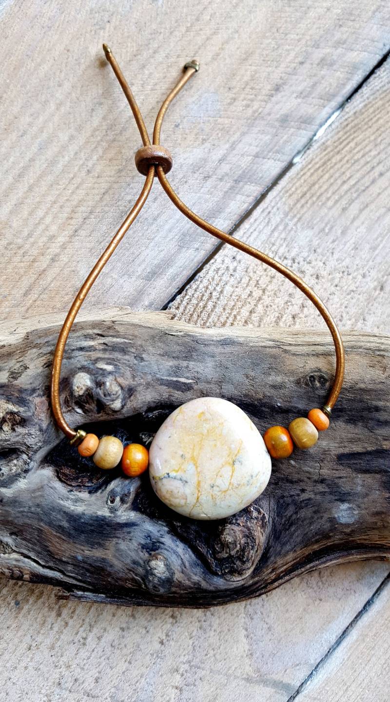 Armband Aus Handpolierten Strand-Kiesel Und Perlen, Verstellbar Bronze-Leder, Sperrung Per Perle. Einzigartiges, Hand Gemachtes Produkt Armband Aus Handpolierten Strand-Kiesel Und Perlen, Verstellbar Bronze-Leder, Sperrung Per Perle. Einzigartiges, Hand Gemachtes Produkt von NicestonesCreations