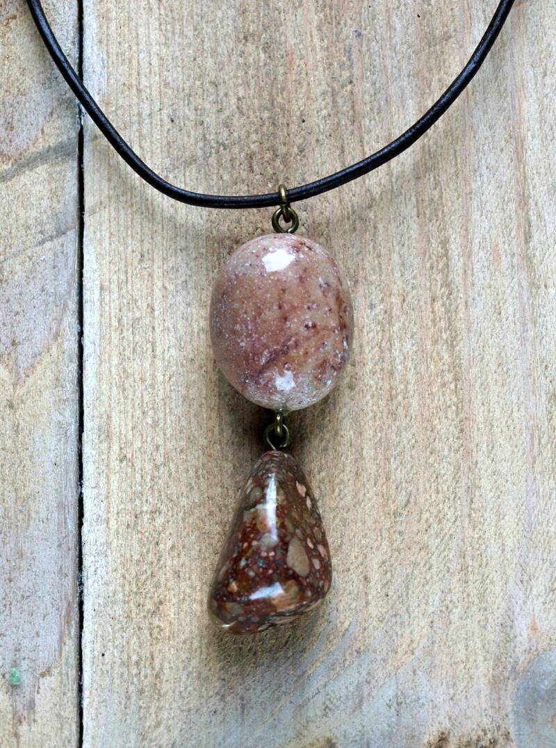 Doppel-Anhänger-Halskette, 2 Hand Polierte Strandrollen, Überwiegend Rosa Natursteine, Dunkelbraune Leder Halskette Doppel-Anhänger-Halskette, 2 Hand Polierte Strandrollen, Überwiegend Rosa Natursteine, Dunkelbraune Leder Halskette von NicestonesCreations