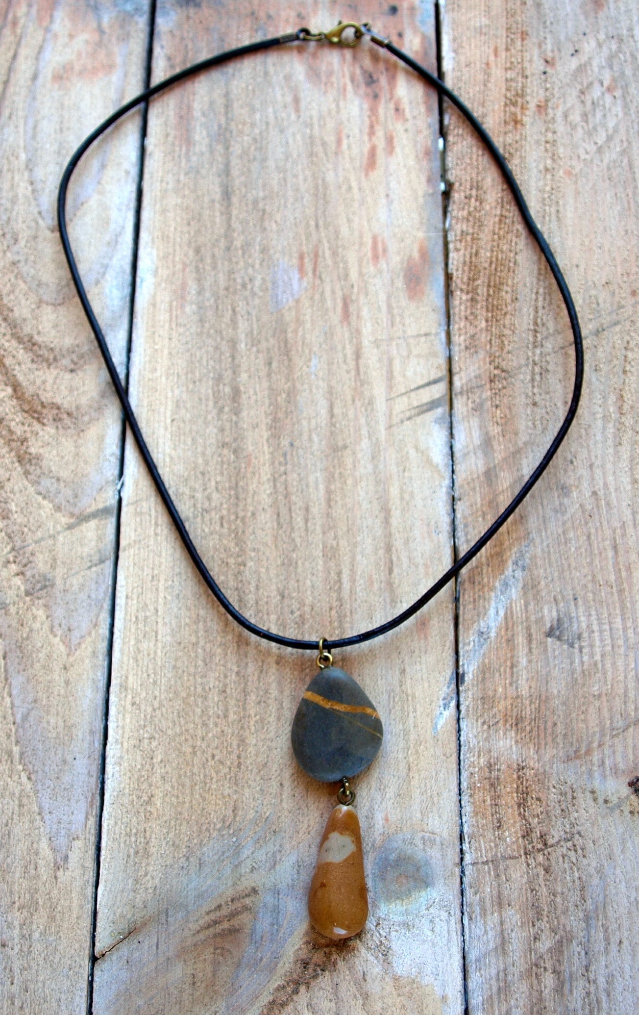 Halskette Anhänger Aus Handgepoltem Strand Kieselsteine, 2 Dominante Natursteine Grau Und Hellbraun, Braune Lederhalsumdrehung Halskette Anhänger Aus Handgepoltem Strand Kieselsteine, 2 Dominante Natursteine Grau Und Hellbraun, Braune Lederhalsumdrehung von NicestonesCreations