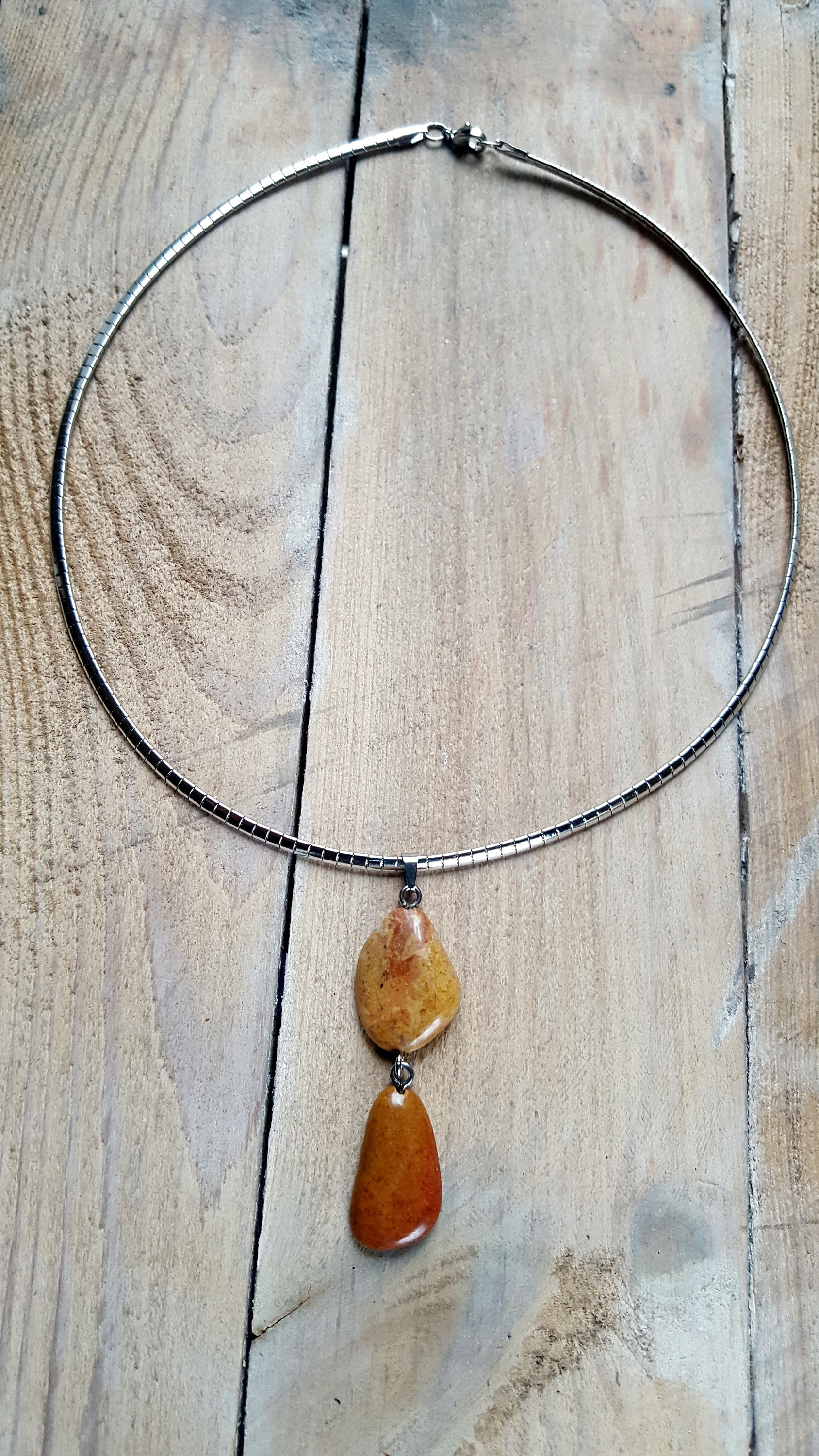 Halskette Mit Handgefälligem Strand-Kieselstein, 2 Orange-Braune Natursteine, Edelstahl Hals Turm Halskette Mit Handgefälligem Strand-Kieselstein, 2 Orange-Braune Natursteine, Edelstahl Hals Turm von NicestonesCreations