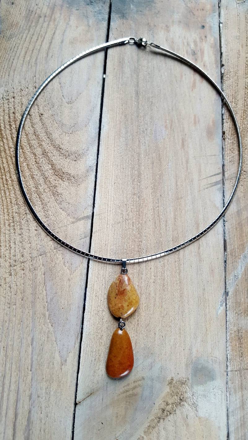 Halskette Mit Handgefälligem Strand-Kieselstein, 2 Orange-Braune Natursteine, Edelstahl Hals Turm Halskette Mit Handgefälligem Strand-Kieselstein, 2 Orange-Braune Natursteine, Edelstahl Hals Turm von NicestonesCreations