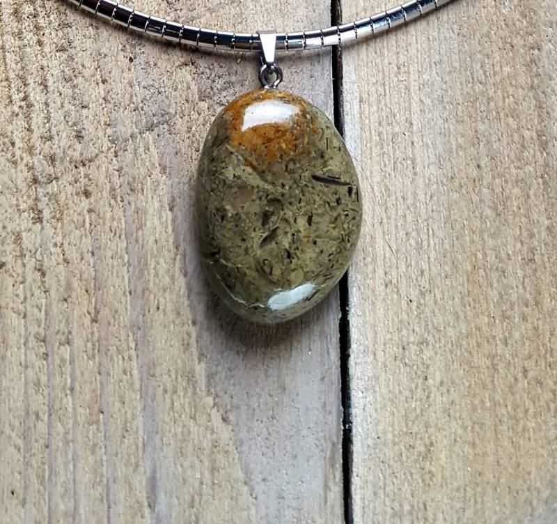 Halskette Mit Handgefälligen Strand-Kieselstein, Brauner Naturstein Schwarze Reflexionen, Orangen Und Beige, Halsumschlag Aus Edelstahl Halskette Mit Handgefälligen Strand-Kieselstein, Brauner Naturstein Schwarze Reflexionen, Orangen Und Beige, Halsumschlag Aus Edelstahl von NicestonesCreations