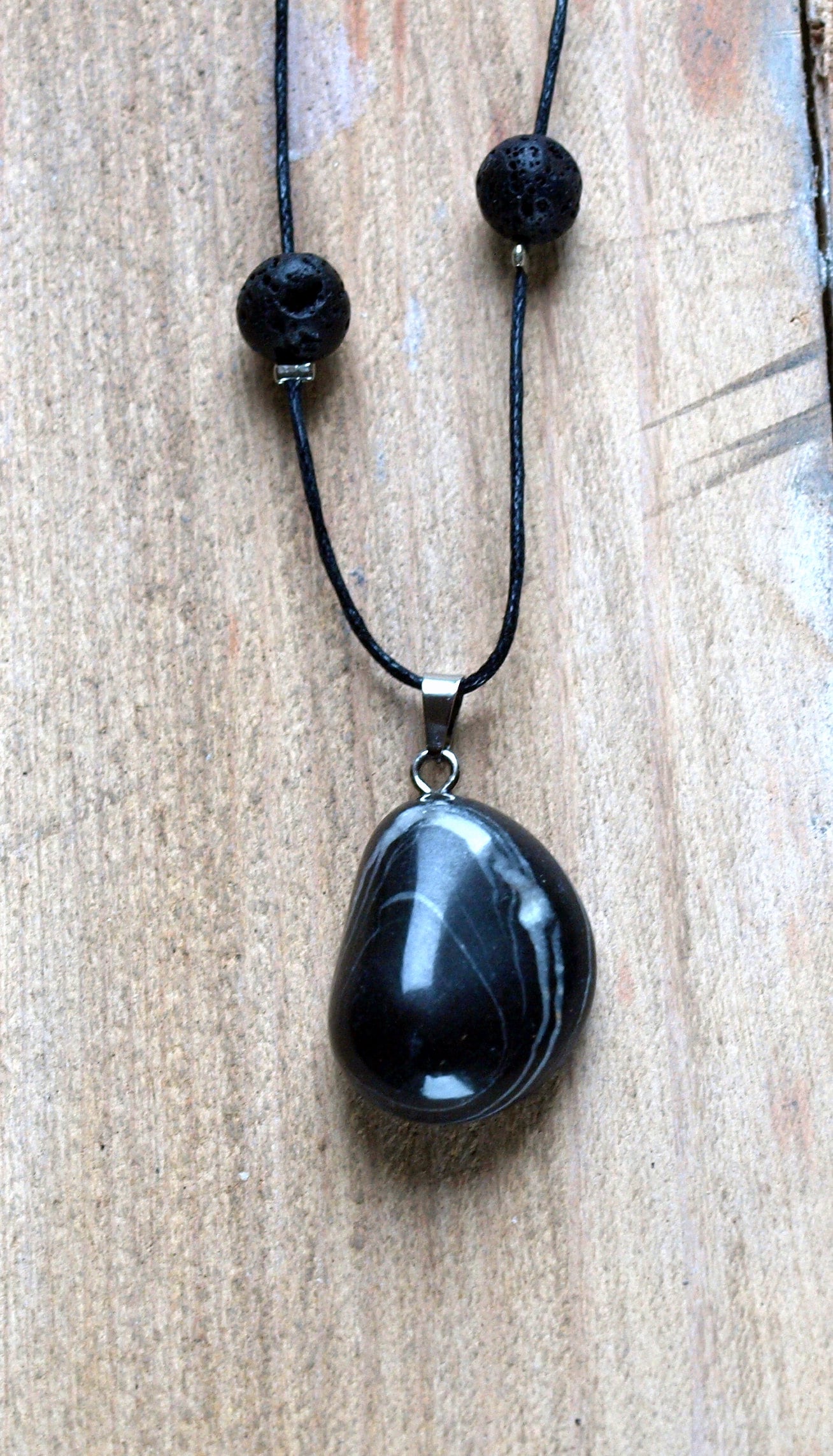 Hand Polierte Strand-Anhänger Halskette, Naturstein Zu Dominant Schwarz, Gegewunkte Baumwollband Und Laven Perlen Hand Polierte Strand-Anhänger Halskette, Naturstein Zu Dominant Schwarz, Gegewunkte Baumwollband Und Laven Perlen von NicestonesCreations