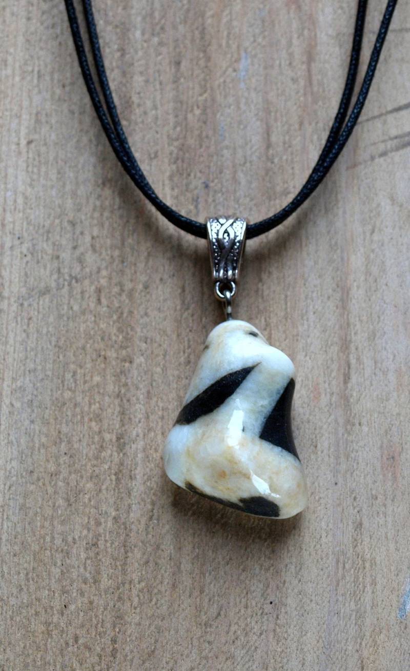 Hand Polierte Strandanhänger Halskette, Naturstein, Schwarz Gegewunkene Schnur Baumwolle 2 Stränge Hand Polierte Strandanhänger Halskette, Naturstein, Schwarz Gegewunkene Schnur Baumwolle 2 Stränge von NicestonesCreations