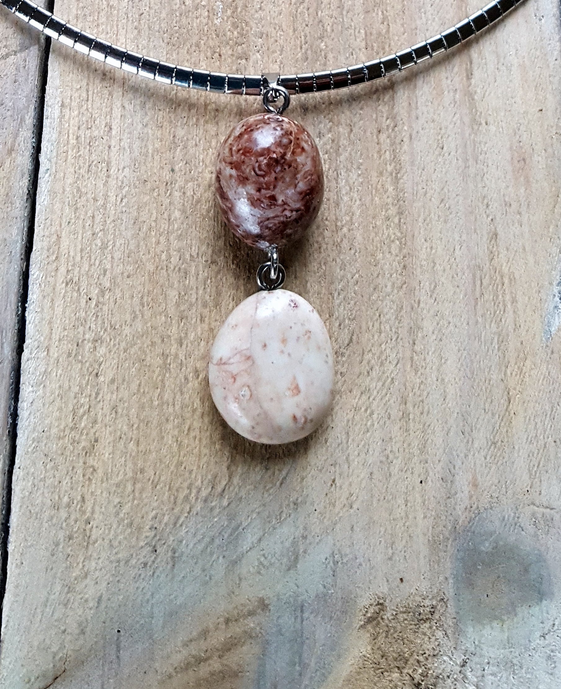 Handgefällige Strand-Anhänger Halskette, 2 Helle Und Dunkle Rosafarbene Natursteine, Edelstahl Halsumschlag Handgefällige Strand-Anhänger Halskette, 2 Helle Und Dunkle Rosafarbene Natursteine, Edelstahl Halsumschlag von NicestonesCreations