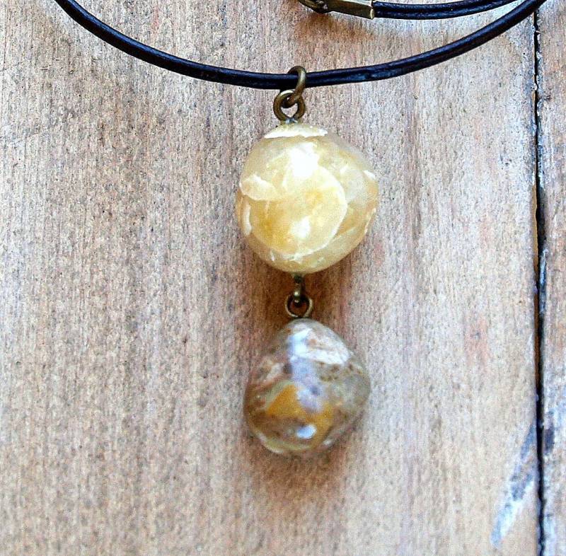 Handgepolte Strand-Kieselanhänger Halskette, 2 Natursteine, Dunkelbraunes Lederband von NicestonesCreations