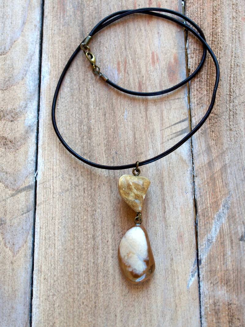Handgepolte Strand-Kieselanhänger Halskette, 2 Natursteine, Dunkelbraunes Lederband von NicestonesCreations