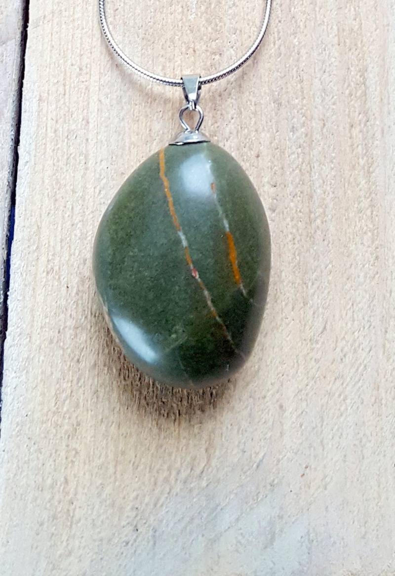 Handpolierter Strandanhänger, Grüner Naturstein Und Orangefarbene Venen, Edelstahl-Schlangenkette Handpolierter Strandanhänger, Grüner Naturstein Und Orangefarbene Venen, Edelstahl-Schlangenkette von NicestonesCreations