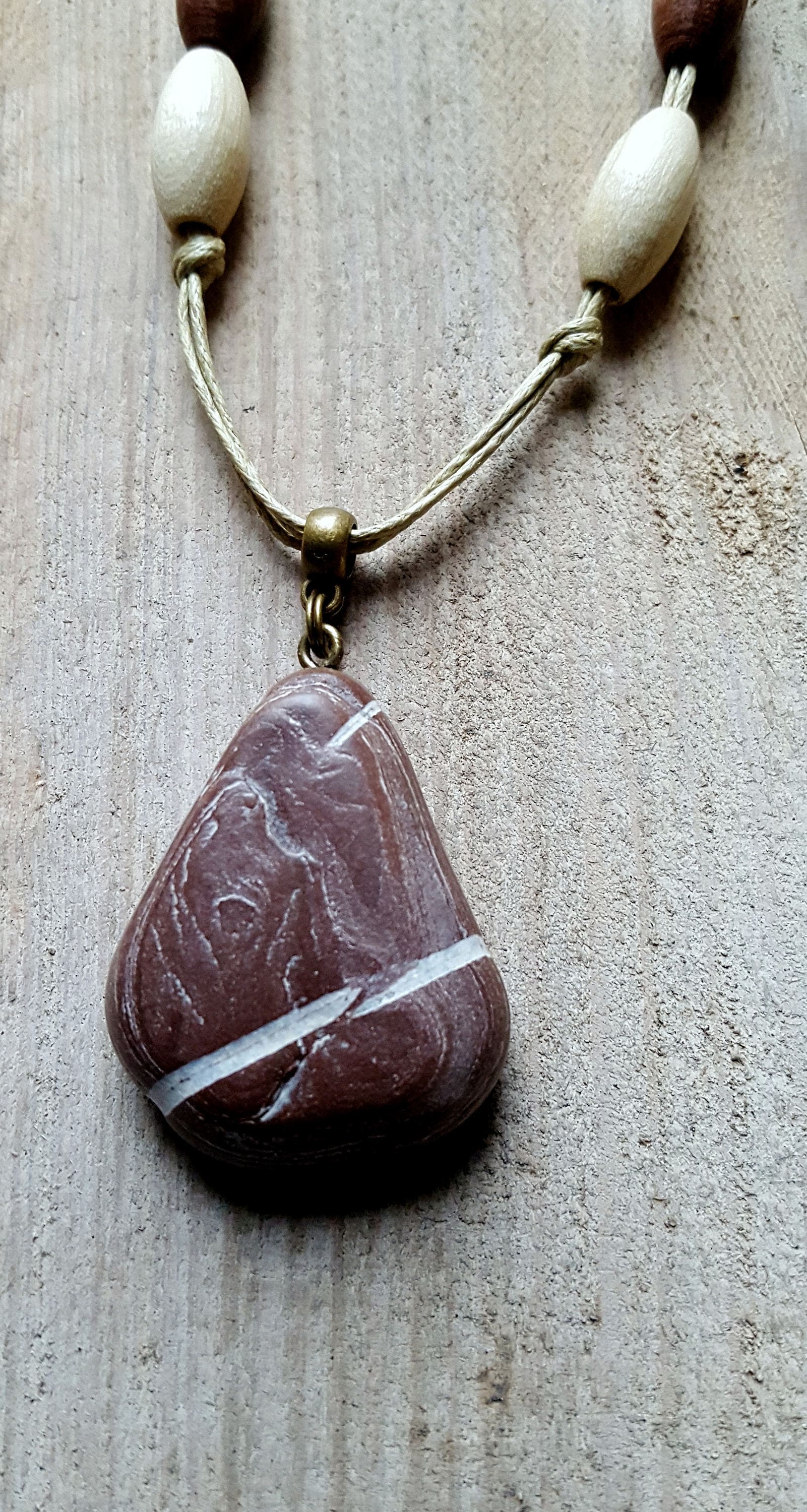 strand-Kiesestoff Halskette, Naturstein Sublimiert Durch Ein Handpolieren, 3-Garne Gegewunkene Baumwollseil, Verziert Mit 4 Holzperlen strand-Kiesestoff Halskette, Naturstein Sublimiert Durch Ein Handpolieren, 3-Garne Gegewunkene Baumwollseil, Verziert Mit 4 Holzperlen von NicestonesCreations