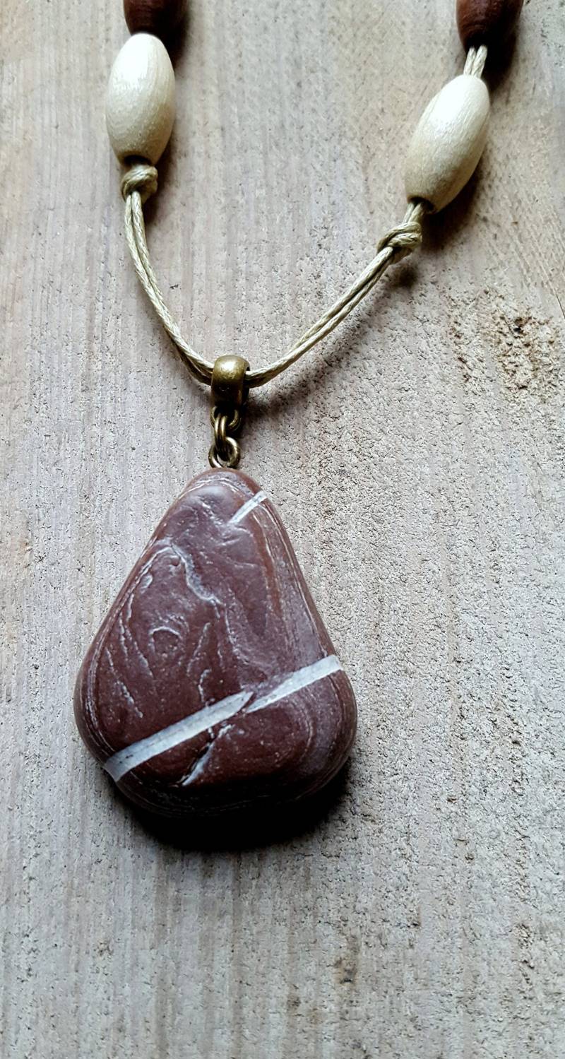 strand-Kiesestoff Halskette, Naturstein Sublimiert Durch Ein Handpolieren, 3-Garne Gegewunkene Baumwollseil, Verziert Mit 4 Holzperlen strand-Kiesestoff Halskette, Naturstein Sublimiert Durch Ein Handpolieren, 3-Garne Gegewunkene Baumwollseil, Verziert Mit 4 Holzperlen von NicestonesCreations
