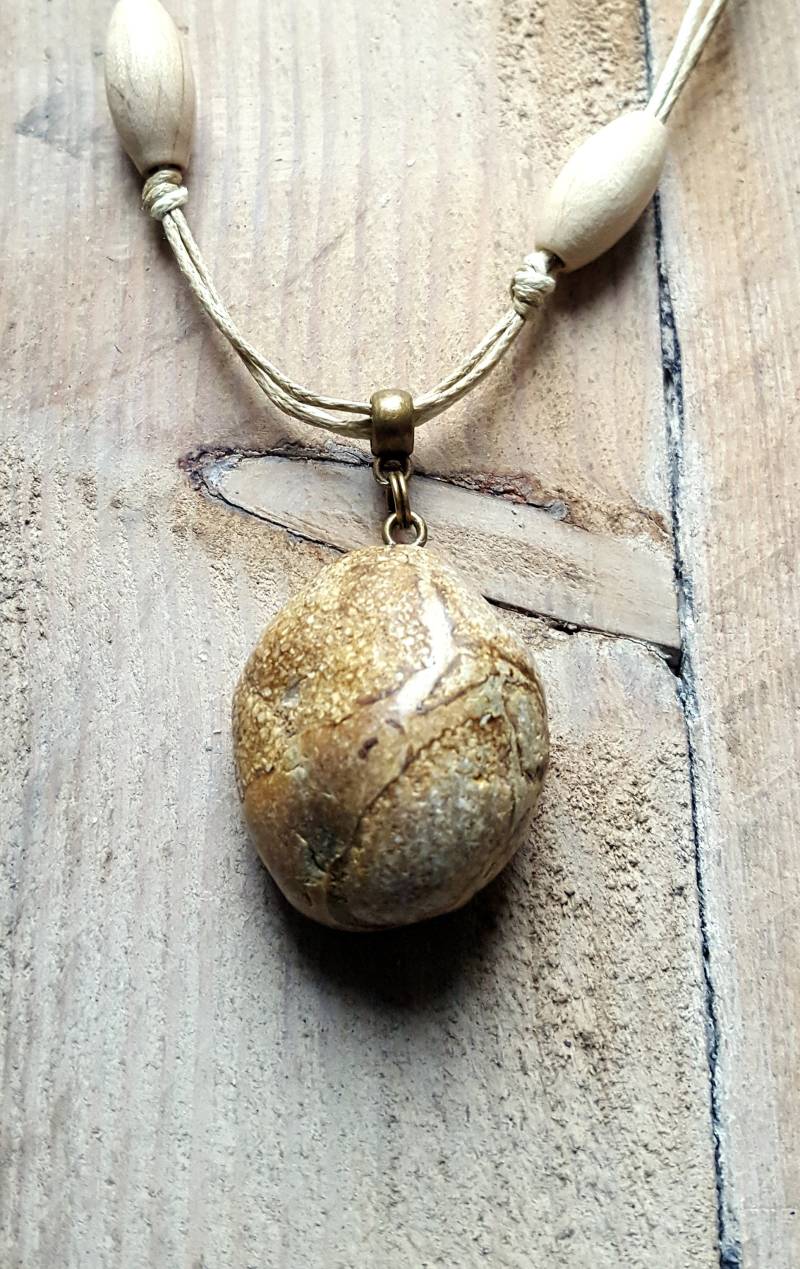 strand-Kiesestoff Halskette, Naturstein Sublimiert Durch Manuelles Polieren, Gegewunkene Baumwoll-Schnur 3 Drähte, Verziert Mit 2 Holzperlen strand-Kiesestoff Halskette, Naturstein Sublimiert Durch Manuelles Polieren, Gegewunkene Baumwoll-Schnur 3 Drähte, Verziert Mit 2 Holzperlen von NicestonesCreations