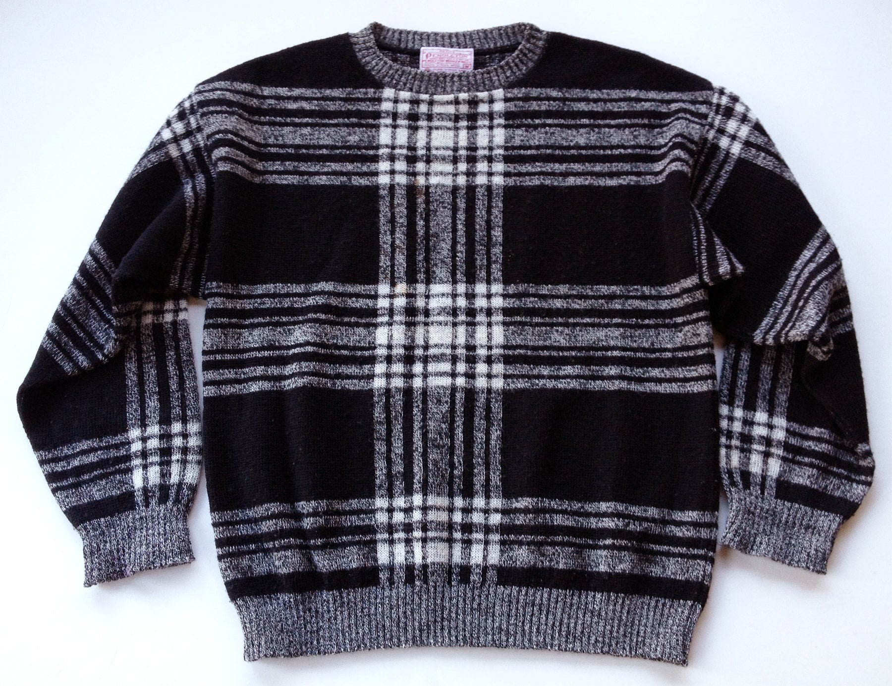 1980Er Jahre Pendleton Schwarz-Weißer Wollkarierter Pullover 1980Er Jahre Pendleton Schwarz-Weißer Wollkarierter Pullover von Nichetique