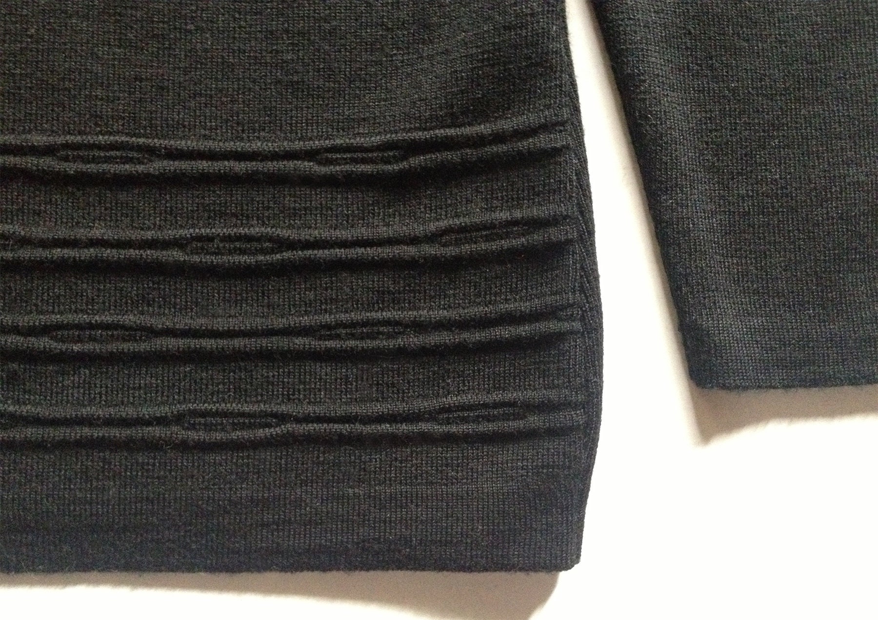 Vintage 1980Er Schwarzes Woll-Ripp-Jersey-Langarmshirt Mit V-Ausschnitt, Minimalistisch, M Vintage 1980Er Schwarzes Woll-Ripp-Jersey-Langarmshirt Mit V-Ausschnitt, Minimalistisch, M von Nichetique