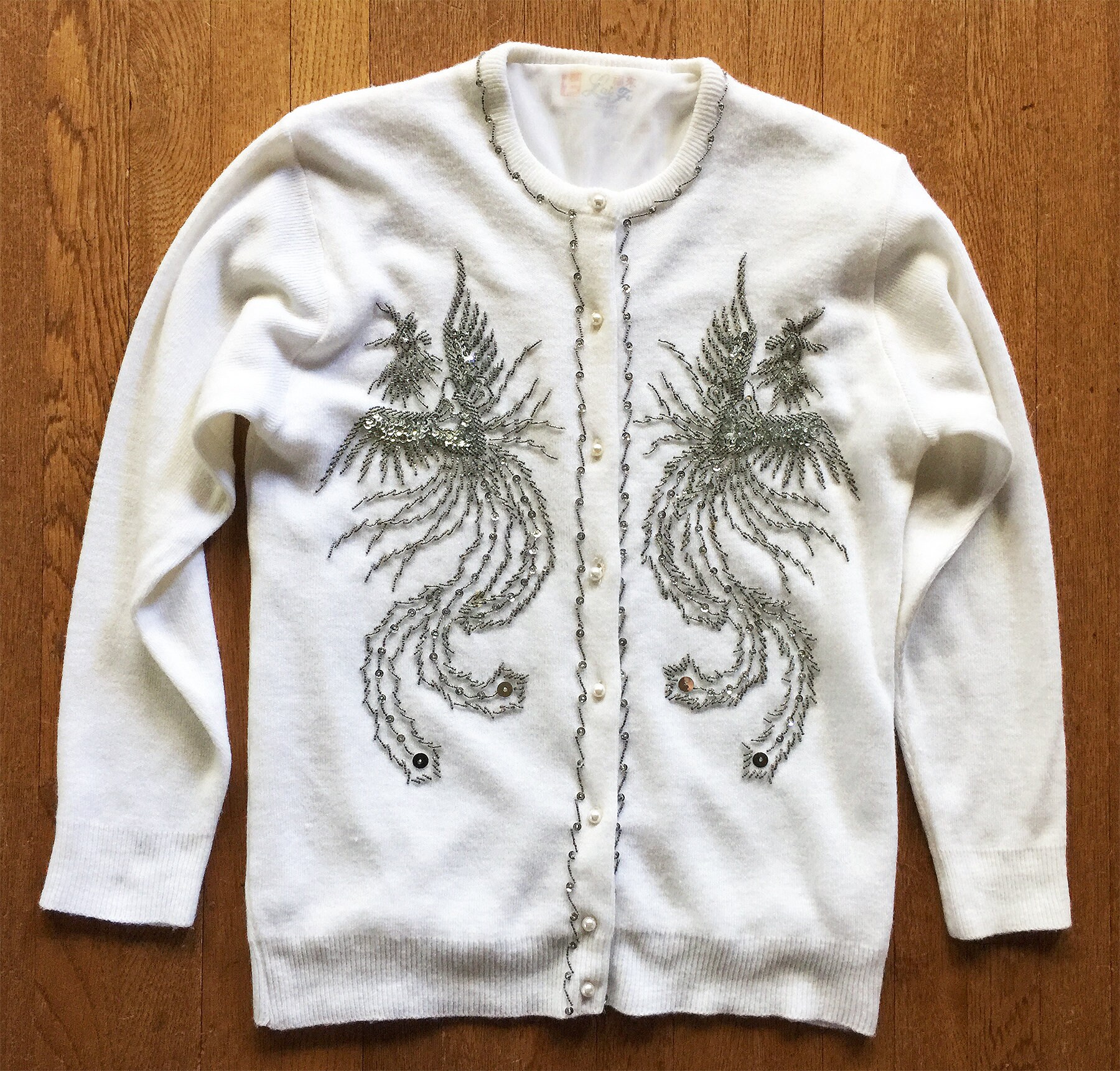 Vintage Weiß Silber Phoenix Verzierte Strickjacke Vintage Weiß Silber Phoenix Verzierte Strickjacke von Nichetique