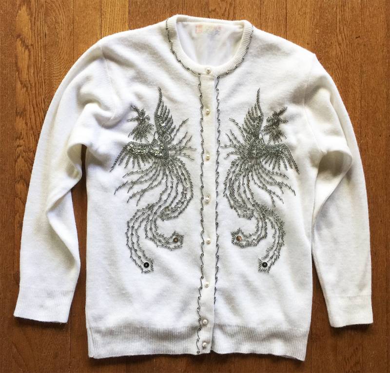 Vintage Weiß Silber Phoenix Verzierte Strickjacke Vintage Weiß Silber Phoenix Verzierte Strickjacke von Nichetique
