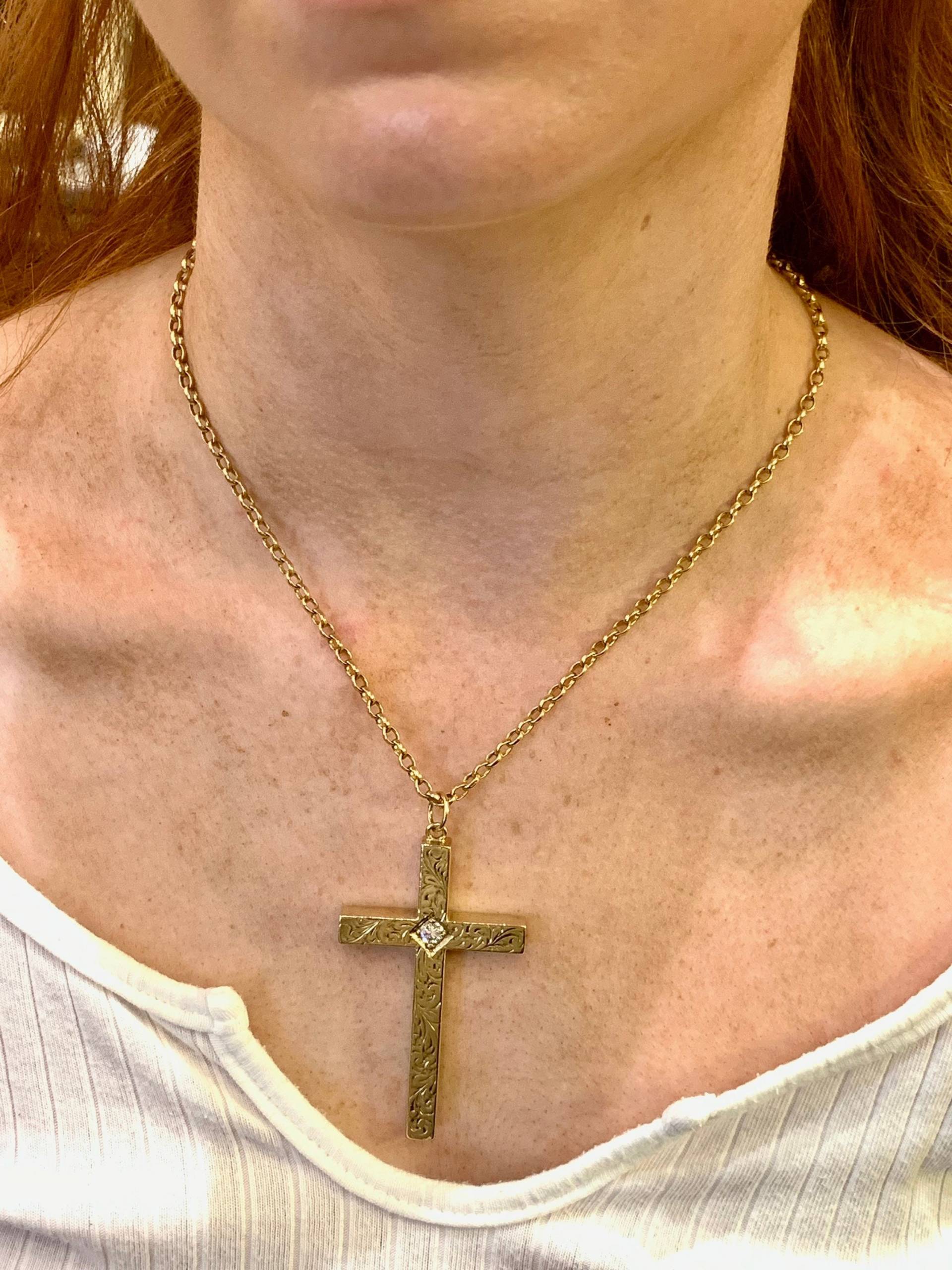 Massiver & Schwerer Vintage 9Ct Gold Kreuz Anhänger Mit Einem 0.50Ct Diamanten Besetzt. Hervorragende Qualität. Knapp 7cm Lang Massiver & Schwerer Vintage 9Ct Gold Kreuz Anhänger Mit Einem 0.50Ct Diamanten Besetzt. Hervorragende Qualität. Knapp 7cm Lang von NicholasJewellersCo