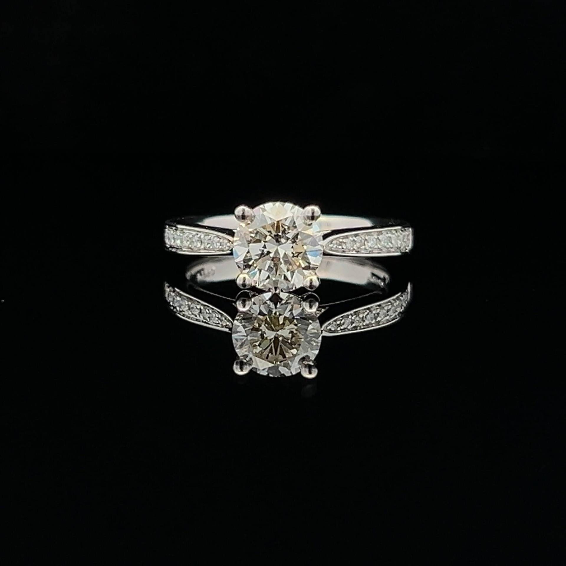 Platin Diamant Verlobungsring. Atemberaubender Zertifizierter Diamant. 1, 23 Karat. Besetzte Schultern von NicholasJewellersCo