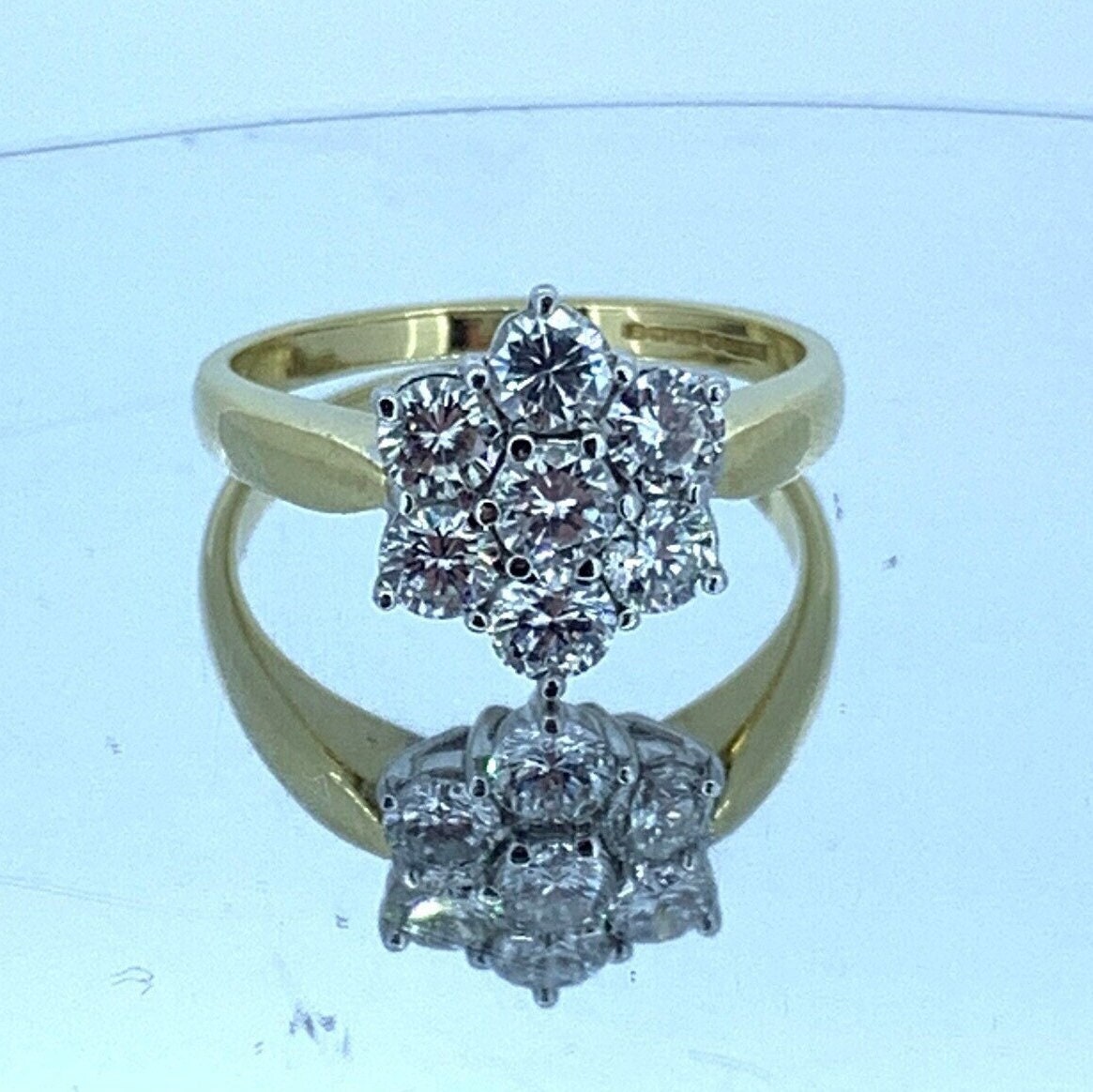 Vintage Diamant Gänseblümchen Cluster 18 Karat Gold Ring. 1.00 Gesamtdiamantengewicht. Schwere Qualitäts-Montierung von NicholasJewellersCo