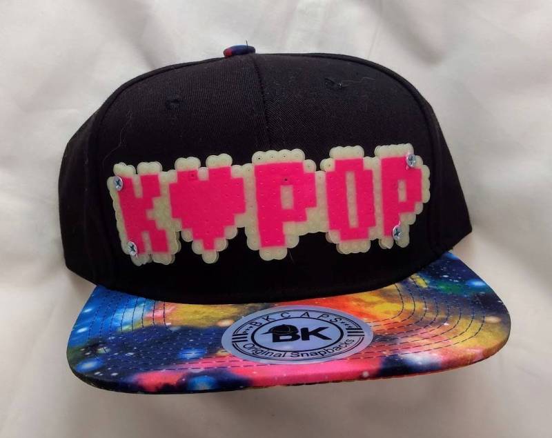 Kpop Galaxy Snapbacks von NickNackNerds