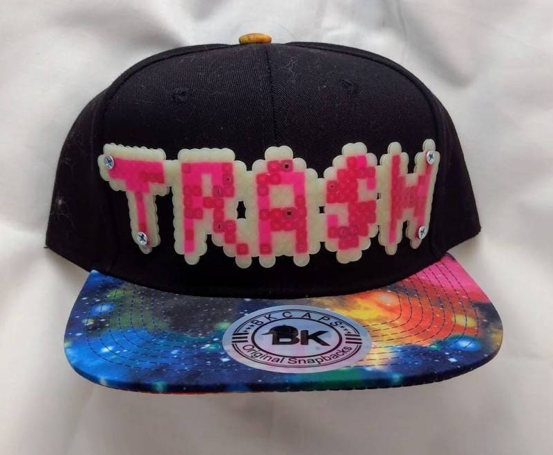 Trash Glow in Der Dunklen Galaxie Snapback Trash Glow in Der Dunklen Galaxie Snapback von NickNackNerds