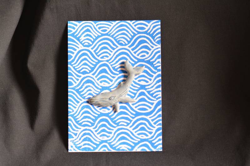 Walbrosche-Handgefertigte Keramikabzeichen-Brooch Pin Gift Linoprint Schmuck Porzellan Stoneware Seacreature Meeresseelendelin Walbrosche-Handgefertigte Keramikabzeichen-Brooch Pin Gift Linoprint Schmuck Porzellan Stoneware Seacreature Meeresseelendelin von NickWalkerArt
