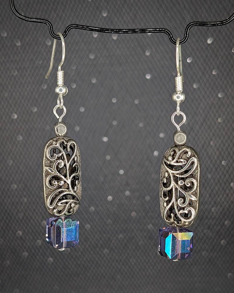Silber Filigrane Rechteck Mit Lila Swarovski Kristall Würfel Handgemachte Perlen Baumeln Ohrringe von NickelsKnacksJewelry