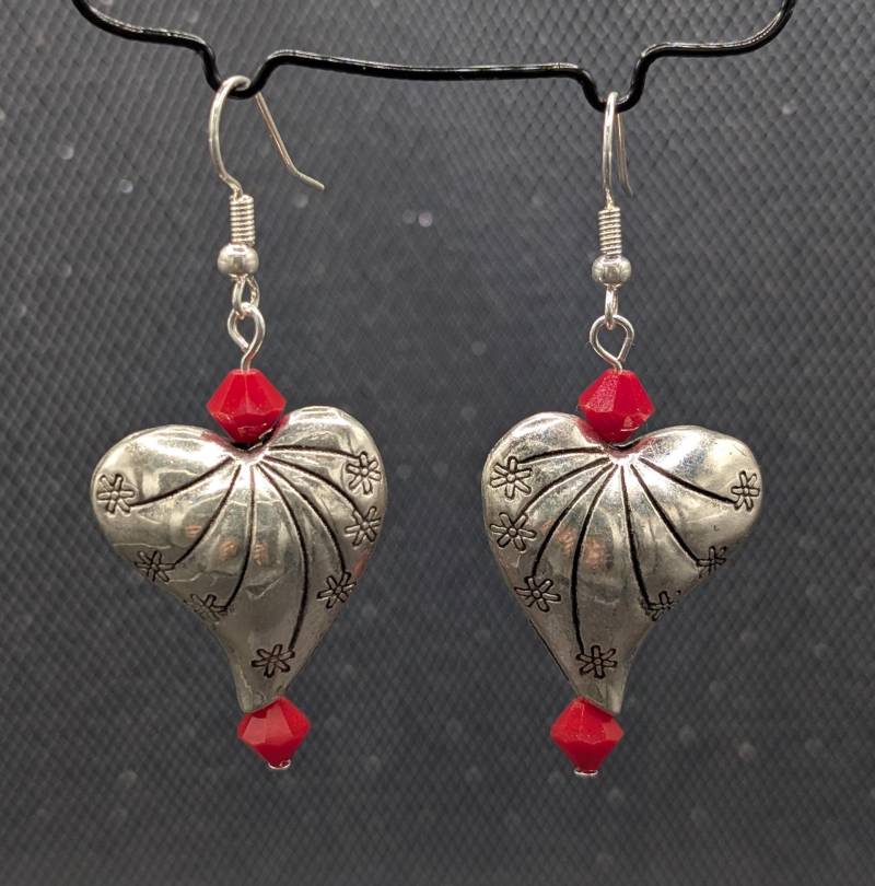 Silber Puffed Herz Mit Roten Swarovski-Kristall-Handgemachte Perlen Baumeln Ohrringe von NickelsKnacksJewelry