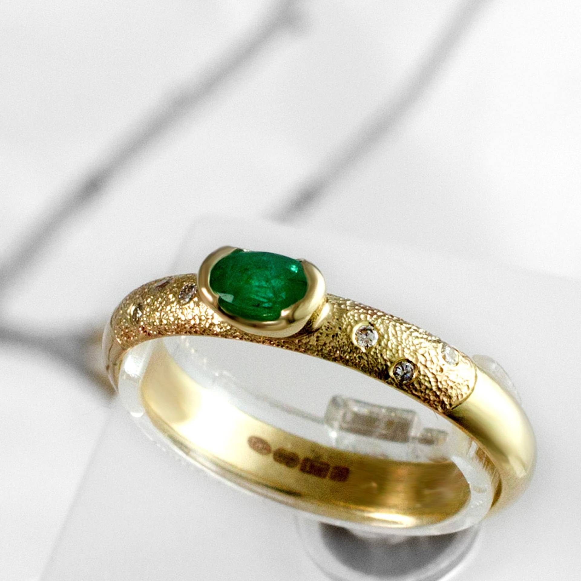 Handgemachter Gold Smaragd Ring Designer Diamant Ring von NickolasJewellery