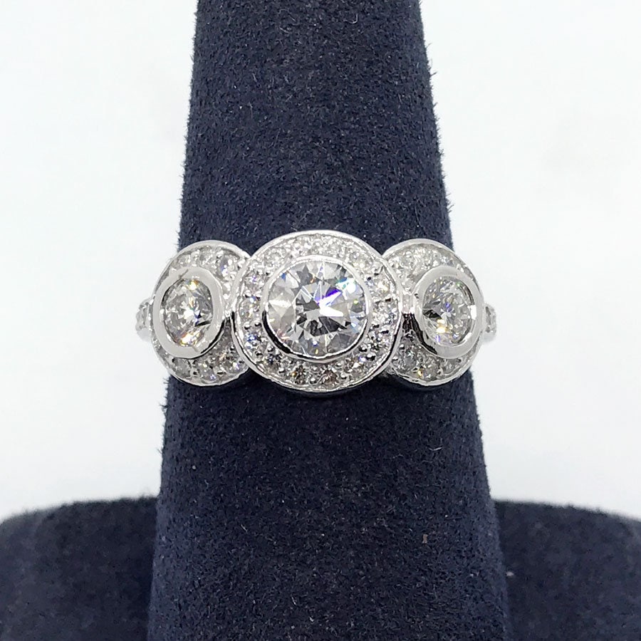 1.53 Cttw F/Si-2 Rundschliff Diamant Drei Stein Lünette Ring in 14K Weißgold von NicksFineJewelry