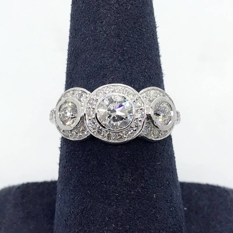 1.53 Cttw F/Si-2 Rundschliff Diamant Drei Stein Lünette Ring in 14K Weißgold von NicksFineJewelry