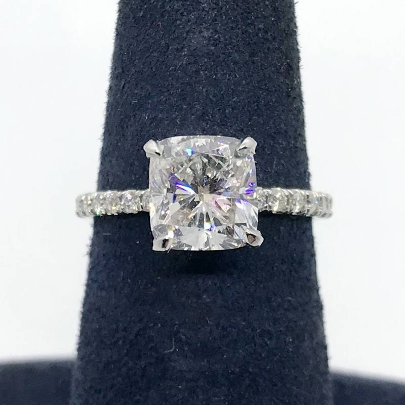 2.47 Cttw F/Vs2 Kissenschliff Diamant Micropave Verlobungsring in Platin 2.47 Cttw F/Vs2 Kissenschliff Diamant Micropave Verlobungsring in Platin von NicksFineJewelry