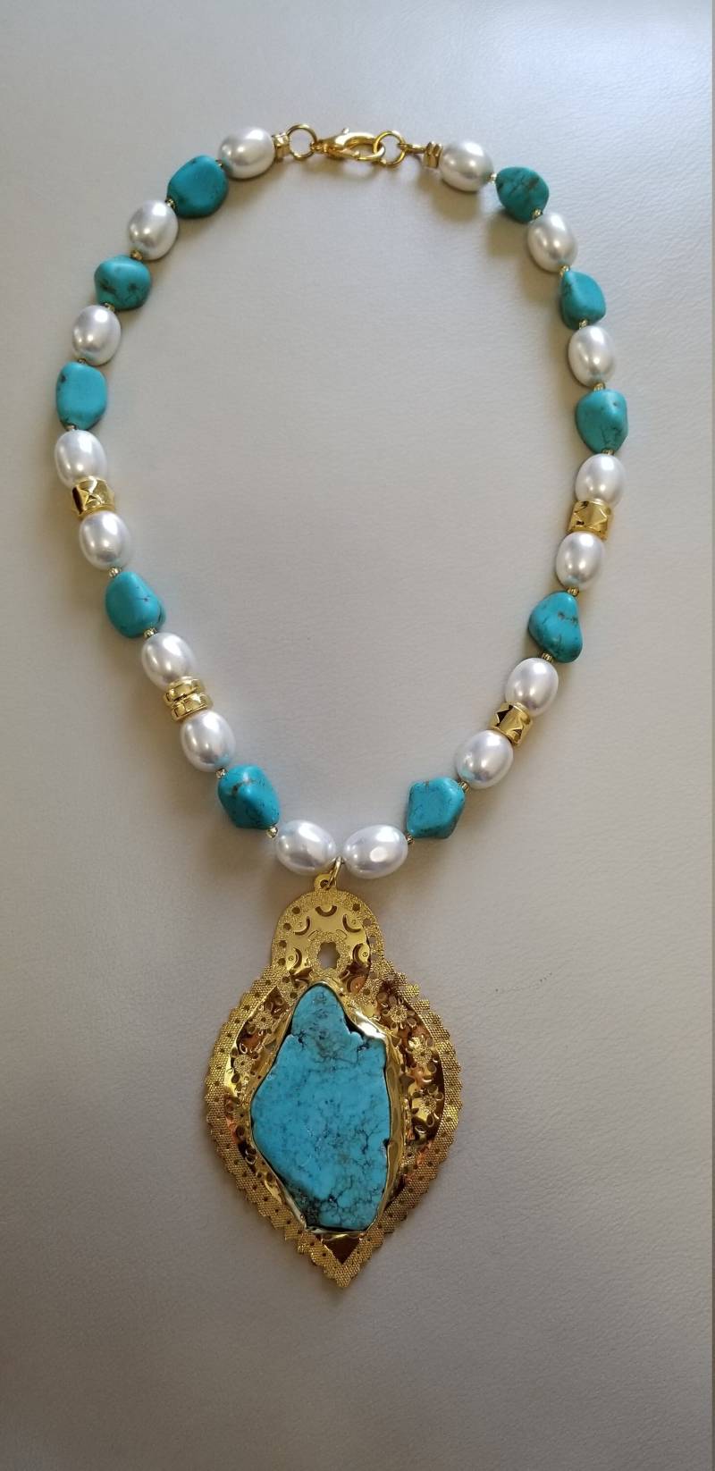 Handgemachte Türkis Stein Anhänger Halskette Vergoldet in 24K Gold Handgemachte Türkis Stein Anhänger Halskette Vergoldet in 24K Gold von NickysBoutiquDesigns