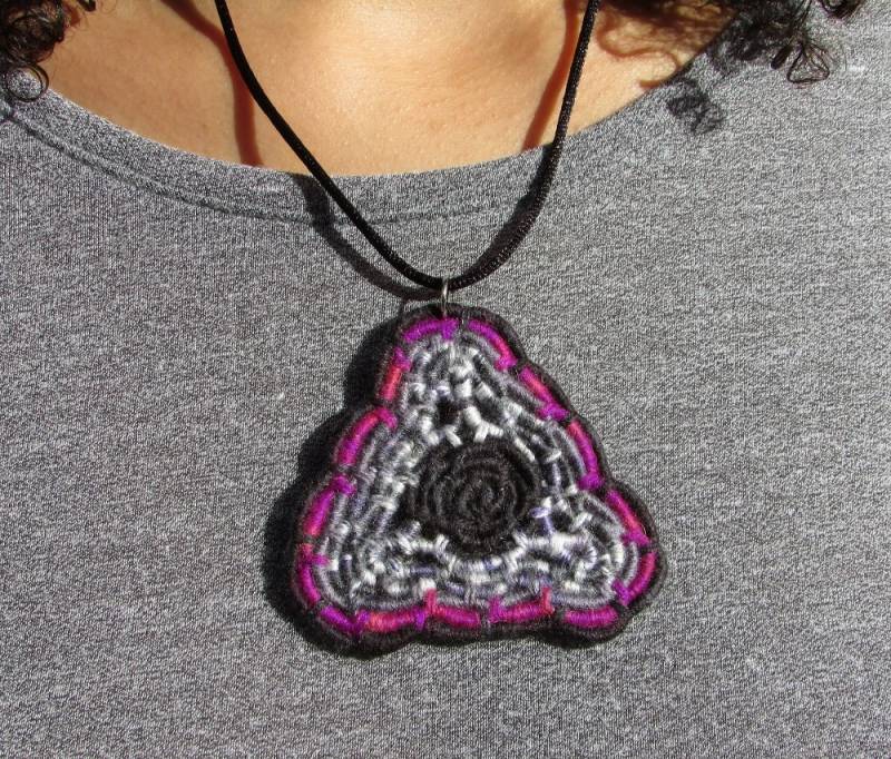 Abgerundeten Dreieck Aufgerollte Jute Faser Anhänger Halskette - Original-Design Mit Schwarz, Grau, Weiß Und Magenta-Garne von NicoleHurtCreations