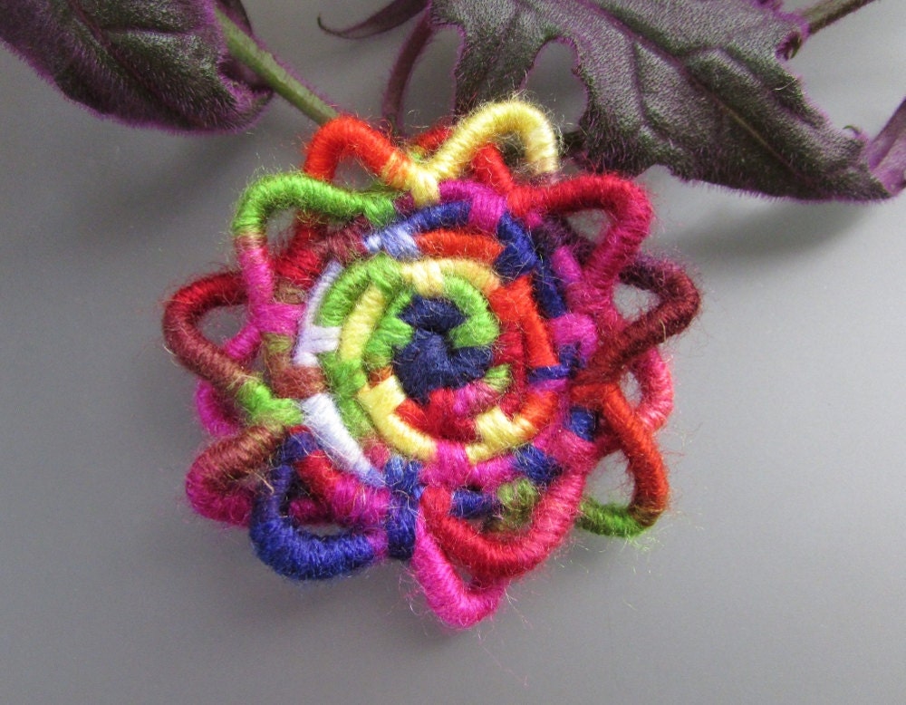Bunter Zirkus Windung Star-Flower Aufgerollte Jute Faser Anstecknadel - Multi Color, Original Design W/Pastell Regenbogenfarben von NicoleHurtCreations