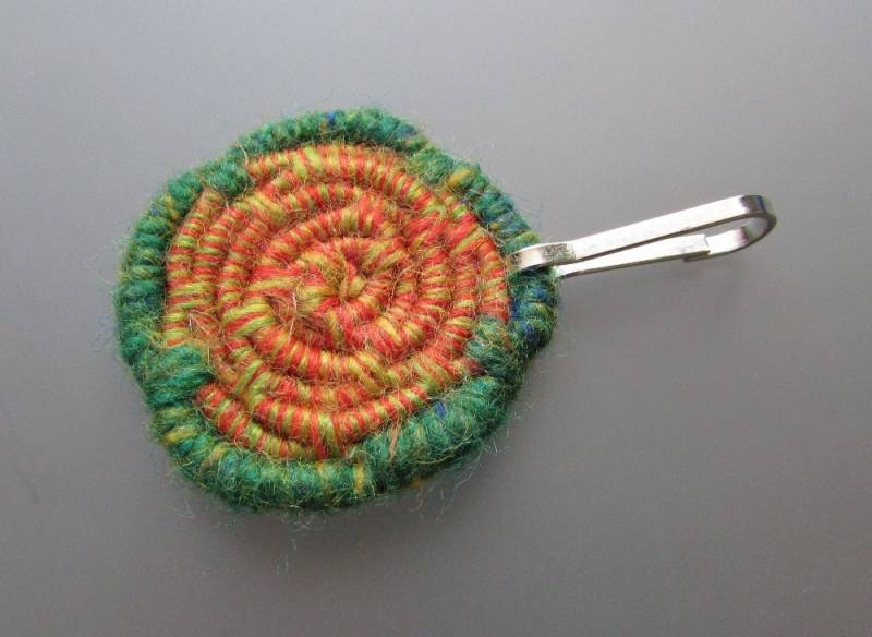 Einzigartige, Strukturierte Orange & Grün Tiger Gewunden Jute Faser Schlüsselband Charme/Reissverschluss von NicoleHurtCreations