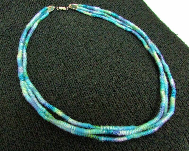 Einzigartige Seelandschaft Aufgerollte Jute Faser Mehr-strängige Schnurgebundenes Halskette | Türkis, Lavendel, Seegrün, Weiß von NicoleHurtCreations